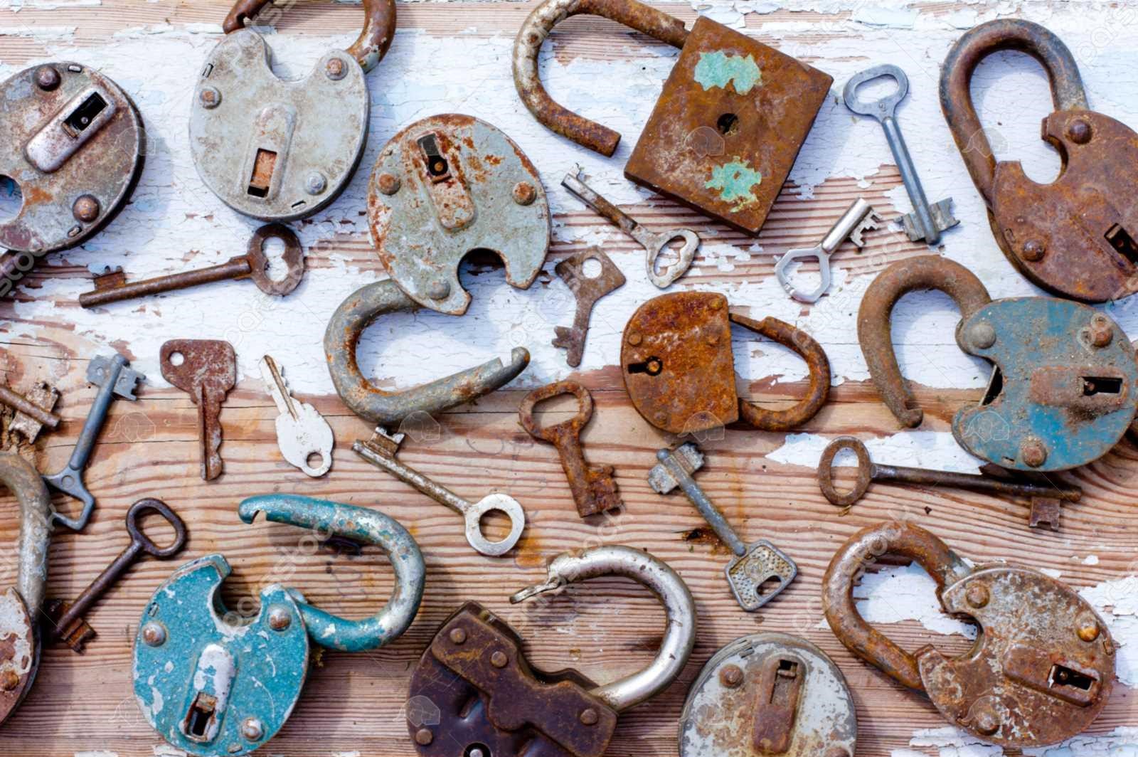 1083629 قفل های قدیمی و کلید بر روی تخته های چوبی