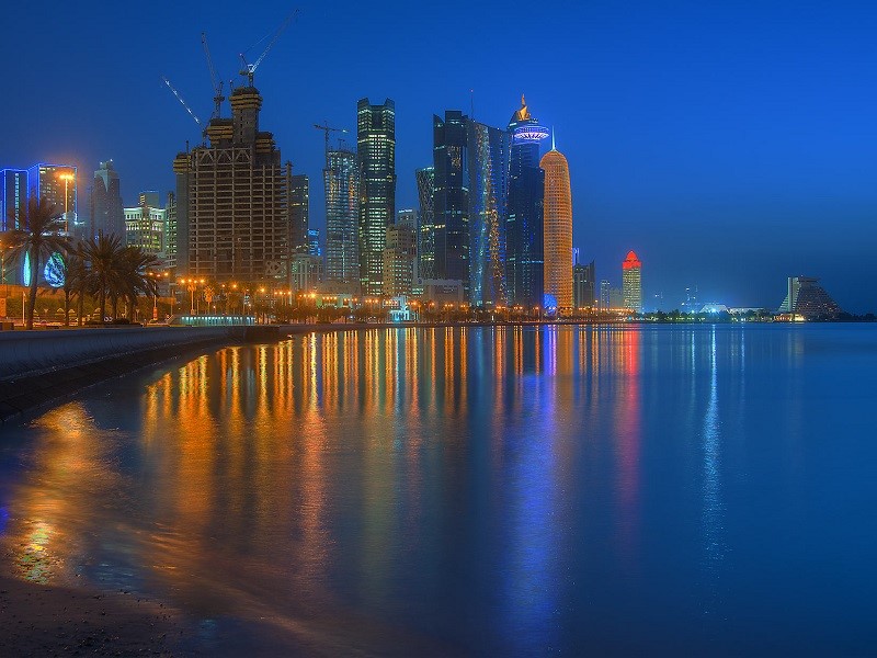ساحل کورنیش دوحه قطر در شب