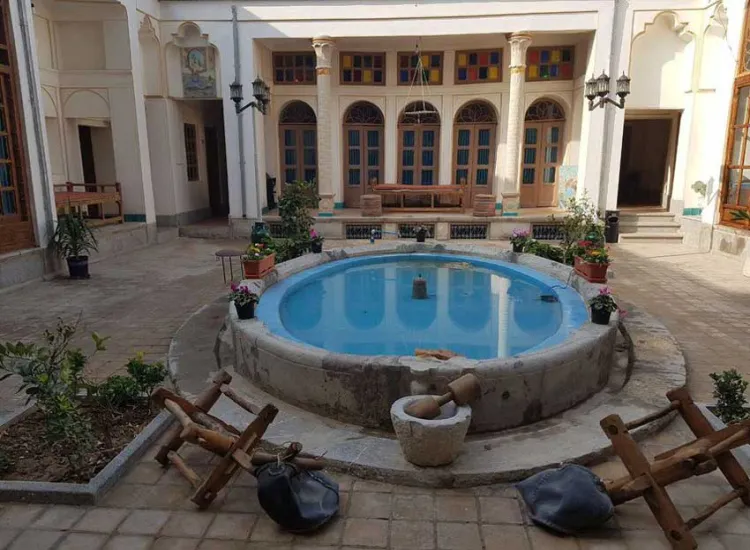 راهنمای جامع اقامت در شهرهای تاریخی: از بومگردی اصفهان تا خانههای سنتی یزد 2 بومگردی اصفهان