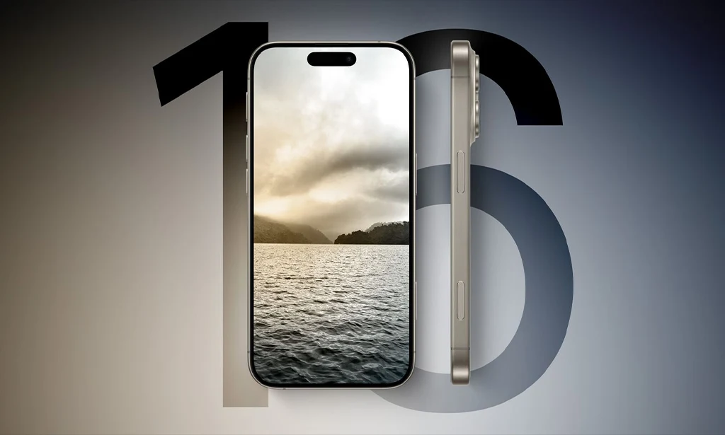 مقایسه قیمت آیفون ۱۷ با آیفون ۱۶، کدام ارزش خرید بالاتری دارد؟ 2 آیفون ۱۷ در دست کاربر، نمایش قابلیتهای دوربین و نمایشگر