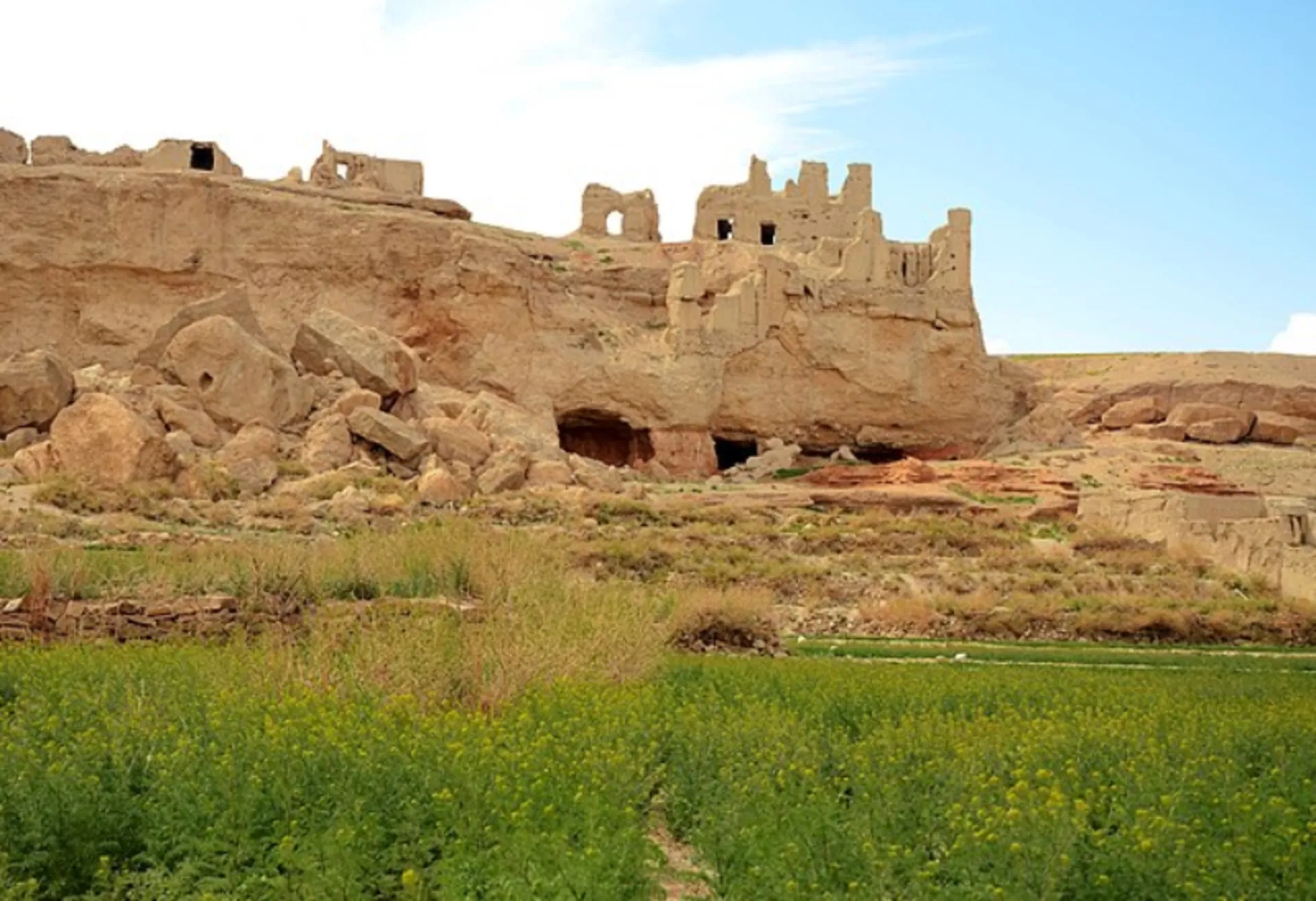 قلعه ایزدخواست: سفر به دل تاریخ، افسانهها و طبیعت 8 راهنمای بازدید از داخل قلعه