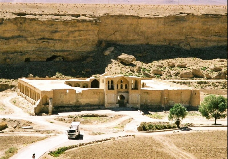 قلعه ایزدخواست: سفر به دل تاریخ، افسانهها و طبیعت 4 معماری قلعه ایزدخواست