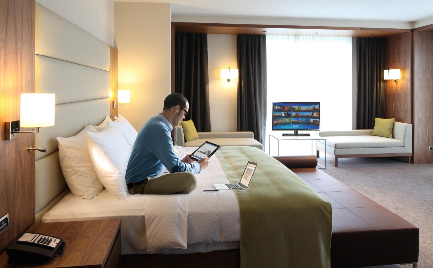 چطور توی سفر خارجی اینترنت ارزون داشته باشیم؟ (سیمکارت، وایفای، eSIM) 2 رزرو محل اقامت با وایفای رایگان