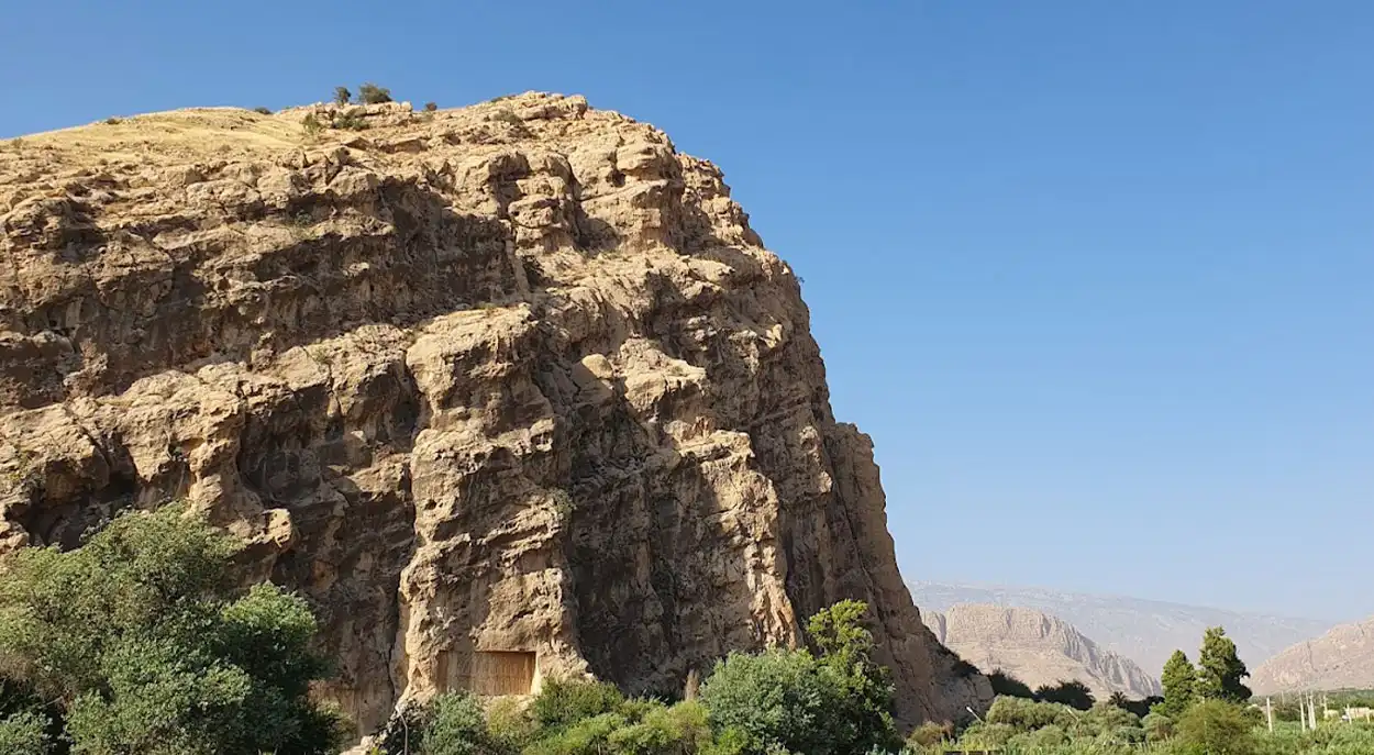 تنگ چوگان کجاست؟ راهنمای کامل بازدید در هم اقلیم 4 ارتباط تنگ چوگان با کاخ اردشیر بابکان