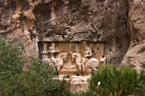 تنگ چوگان کجاست؟ راهنمای کامل بازدید در هم اقلیم 3 نقشبرجستههای ساسانی در تنگ چوگان