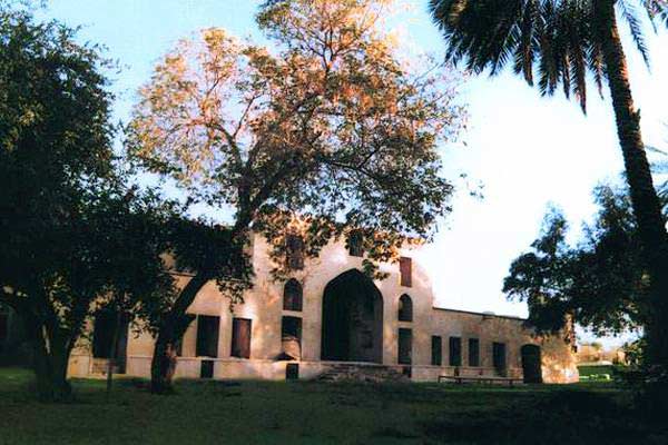 عمارت باغ نشاط لار: جواهر تاریخی در جنوب فارس 4 باغ نشاط و پیوند آن با طبیعت