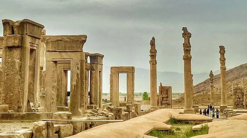 جاهای دیدنی اطراف شیراز: سفر به دل تاریخ و طبیعت 1 تخت جمشید از دیدنیهای اطراف شیراز