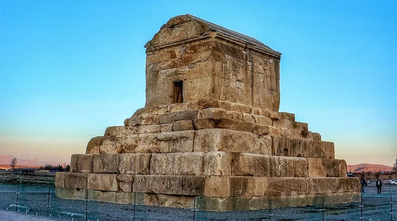 جاهای دیدنی اطراف شیراز: سفر به دل تاریخ و طبیعت 2 دیدنیهای اطراف شیراز؛ پاسارگاد