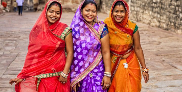 what to wear in India Indian women in saris 720x365 1