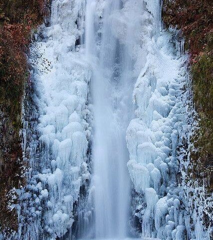آبشار یخ زده پریشان